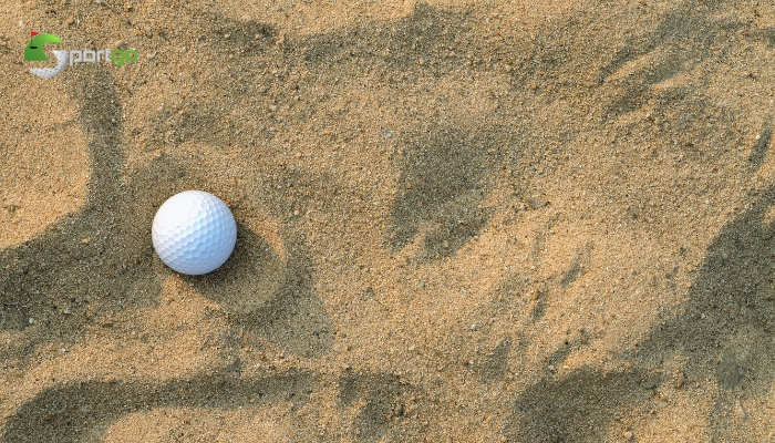 Thực hiện cú swing trong kỹ thuật đánh golf trong hố cát quá nhanh