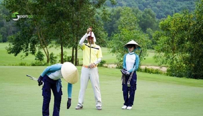 Hướng dẫn khách chơi golf
