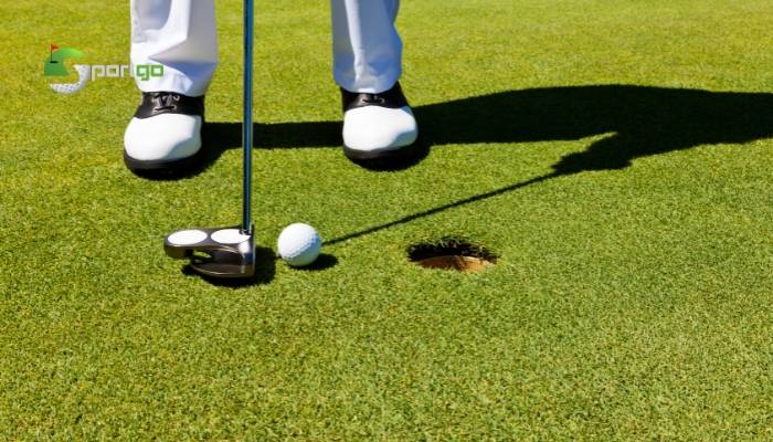 Khoảng cách từ bóng đến hố golf là bao nhiêu?
